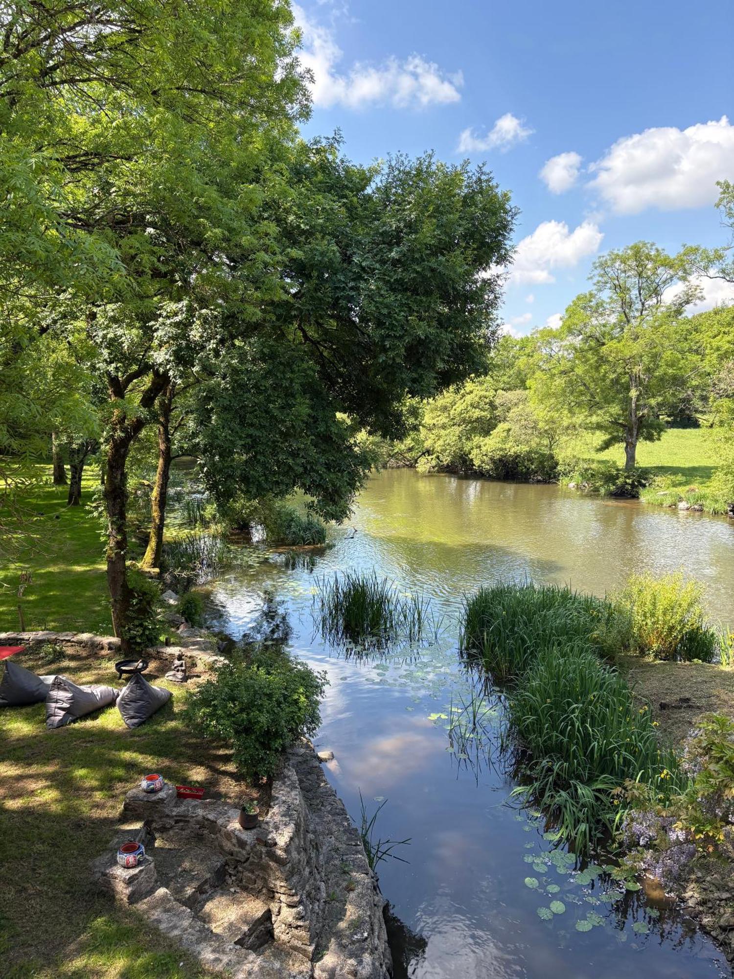 Le Moulin Du Guy, Proche Du Puy Dufou Bed and Breakfast Chanverrie Εξωτερικό φωτογραφία