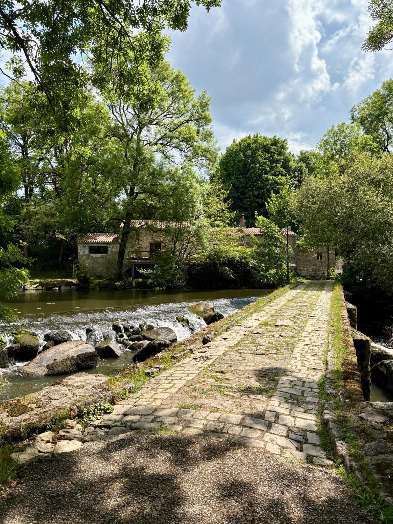 Le Moulin Du Guy, Proche Du Puy Dufou Bed and Breakfast Chanverrie Εξωτερικό φωτογραφία